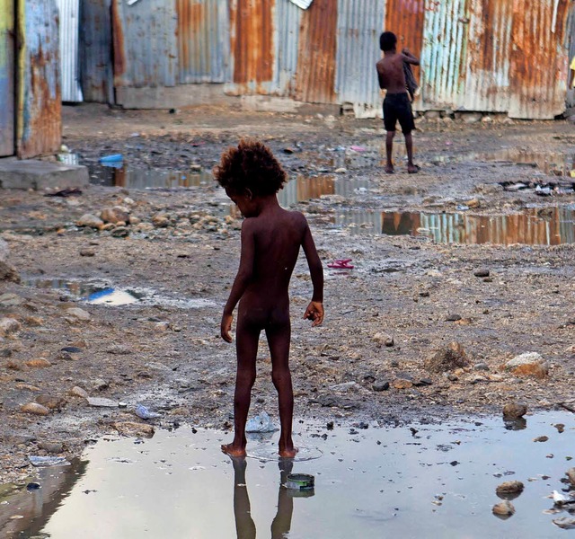 Warten auf den Sturm:  Ein Kind in den Straen von Port-au-Prince  | Foto: dpa