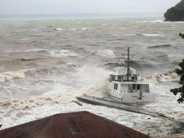 Ein Boot kmpft sich am  vor der Domin...ie Sturm &#8222;Irma&#8220; produziert  | Foto: dpa