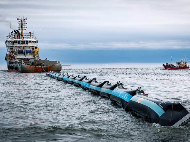 Mit Luftkissen soll der Plastikmll im...ein Prototyp auf der Nordsee getestet.  | Foto: Ocean Cleanup