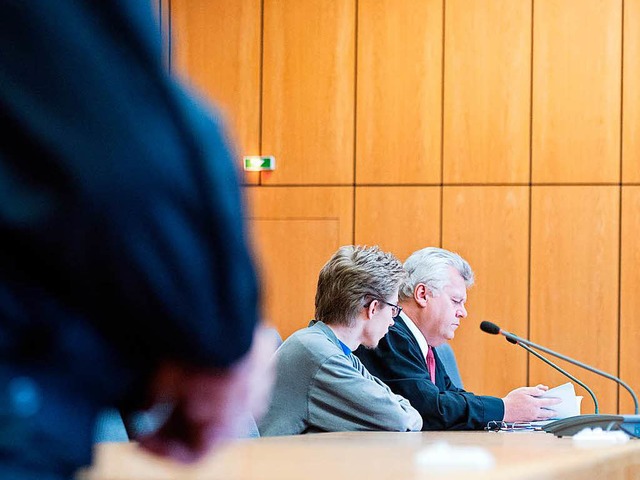 Marcel H. auf der Anklagebank mit seinem Strafverteidiger Michael Emde.  | Foto: dpa