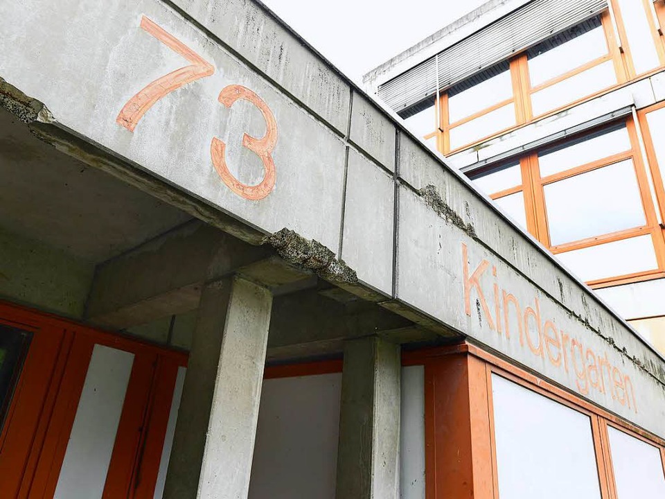 Der Beton am Haus Weingarten  brckelt...artens mit der ausgeblichenen Schrift.  | Foto: Ingo Schneider