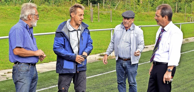 Bauamtsleiter Werner Steiert, Rainer B...im Rundgang im Bonndorfer Waldstadion.  | Foto: Wolfgang Scheu