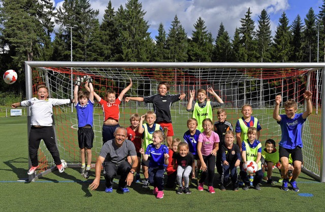 Fuball mit Kurt und Etienne Trndle (...ndorfer Ferienprogramm fr die Kinder.  | Foto: Wolfgang Scheu