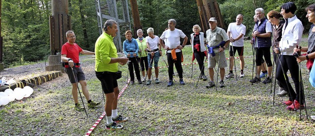 Frank Baumann und Oscar Guidone (von links) geben unterm Eichbergturm Tipps.  | Foto: Dagmar Barber