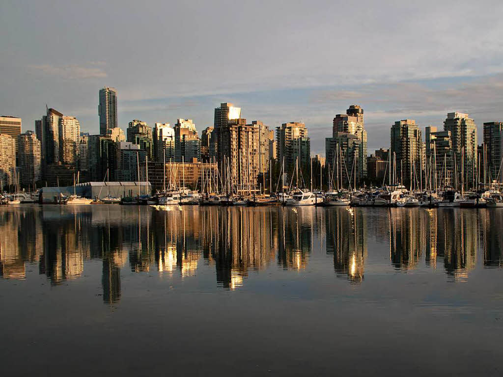 Brbel Weiss: Goldene Skyline - Vancouver erstrahlt im Abendlicht, 2013