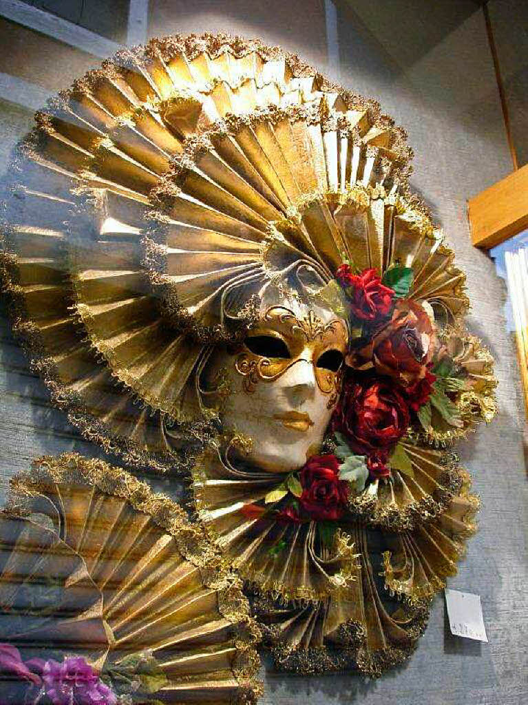 Gertrud Anders: Goldene Karnevalsmaske, gesehen in einem Schaufenster in Venedig. Aufgenommen: Dezember 2007