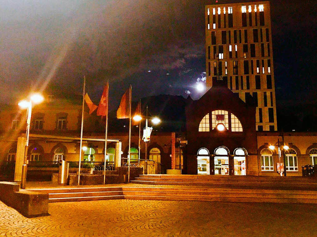 Dorothea von Minden-Anders: „Mondreise“, Bahnhofsplatz in Lrrach zur Vollmondnacht am 6.9.17