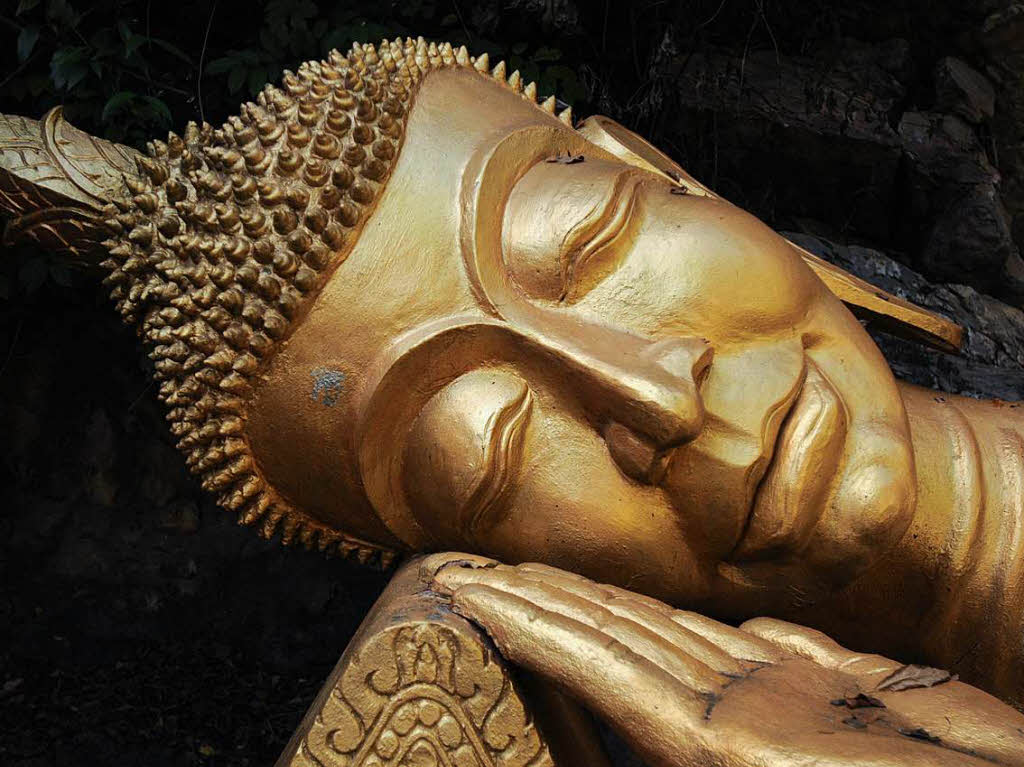 Armin Wikmann: Schlafender Buddha. Das Foto entstand 2016 in einem abgelegenen buddhistischen Tempel in Luang Prabang /Nord-Laos. Dieser Buddha mit dem schon leicht abbltternden "Gold" hatte eine ganz besondere Ausstrahlung.