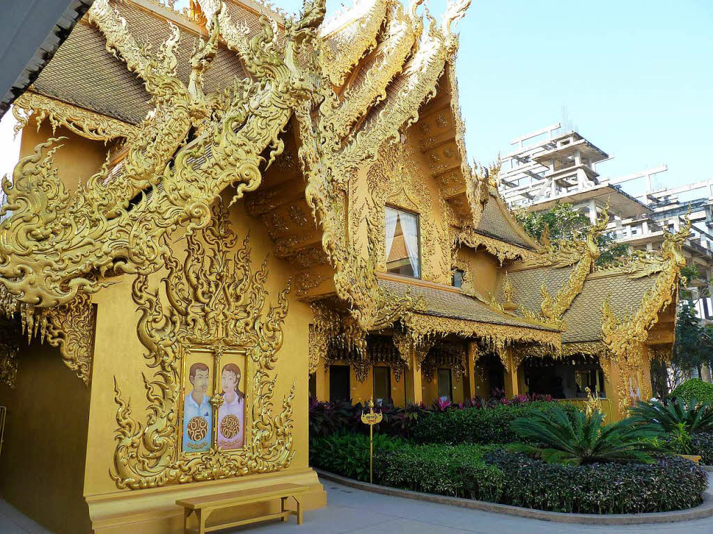 Markus Schmidle: Aufgenommen 2013 in Chinag Rai (Thailand) am Wat Rong Khun, dem weien Tempel. Die komplette Tempelanlage ist in wei - die Bedrfnisanstalt jedoch ist komplett in Gold.