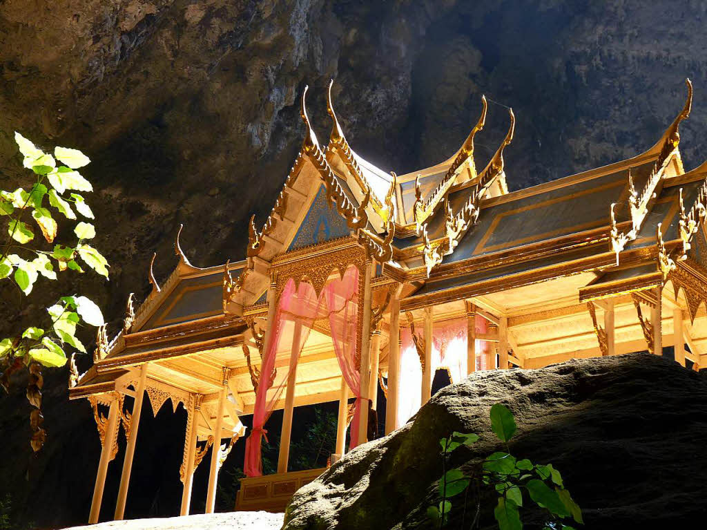 Markus Schmidle: Aufgenommen 2012 in einer oben offenen Hhle nahe Hua Hin (Thailand). Ein goldener Tempel in einem unglaublichen Licht.