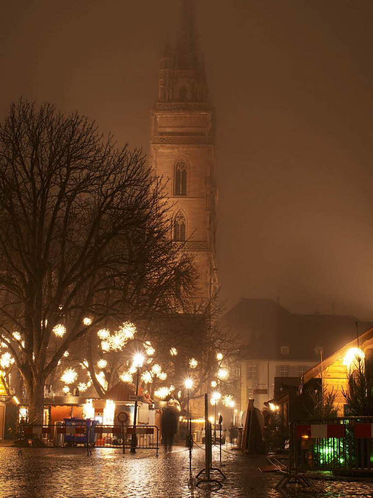 Lars Bausch: Der Nebel und das Licht des Basler Weihnachtsmarkts hllten den Weihnachtmarkt in eine goldene Lichtstimmung.