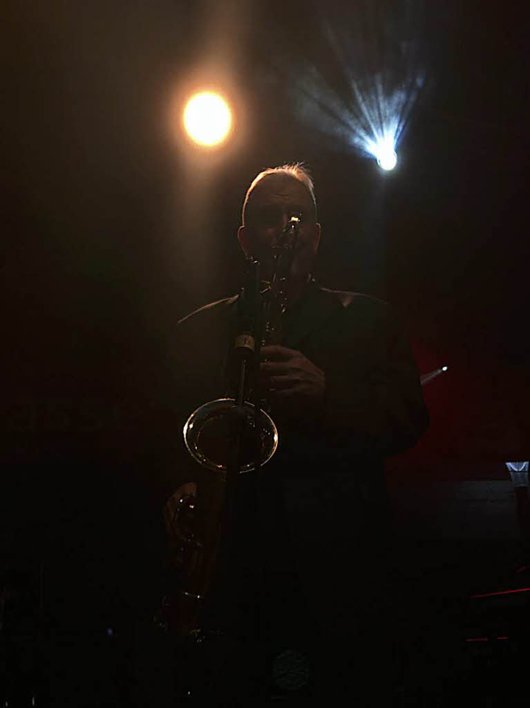 Lars Bausch: Die Aufnahme des Saxophonisten mit seinem im Bhnenlicht Gold schimmernden Saxophon entstand auf dem diesjhrigen Blserfestival in Weil am Rhein.