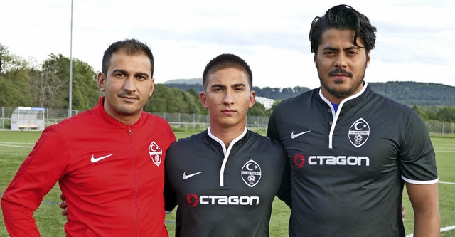 Trainer Muhammet Yilmaz (von links) mi...Neffen Aydin Yilmaz und Fayik Onurlu.   | Foto: David Rutschmann