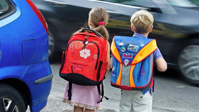 Der Schulweg will trainiert sein. Die Schulen halten Schulwegplne bereit.  | Foto: dpa