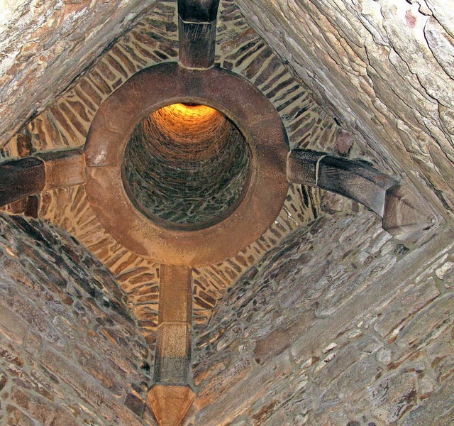 Blick aus dem jdischen Ritualbad in d... sowie auf den Giebel von St. Mattias.  | Foto: Stadt Offenburg