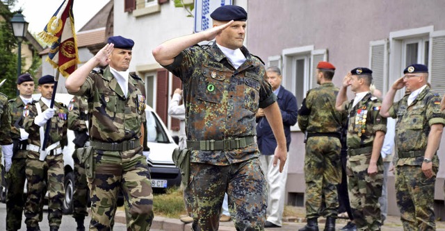Oberstleutnant Lars Kretschmer, der ne... Truppe durch die Mnsterbergstrae.    | Foto: HAns-Jochen Voigt