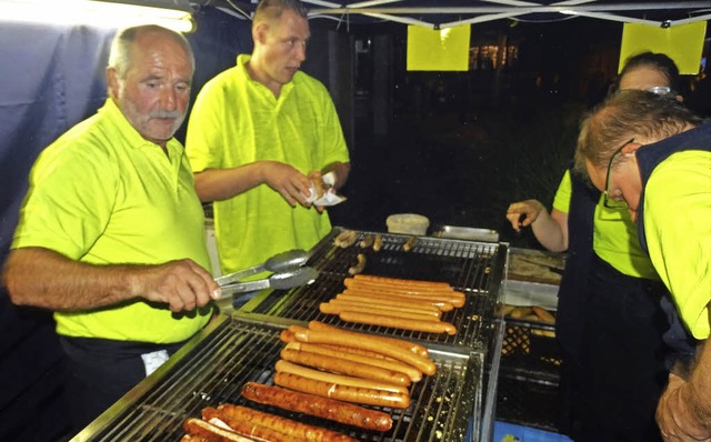 Spezialitten gibt es allerorten, doch die Grillwurst darf nicht fehlen.  | Foto: Rainer Bombardi