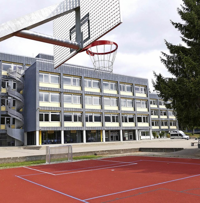 Im Schulhof wurde der Basketballplatz erneuert. | Foto: SilaS SchwaB Im Schulhof wurde der Basketballplatz erneuert. | Foto: SilaS SchwaB