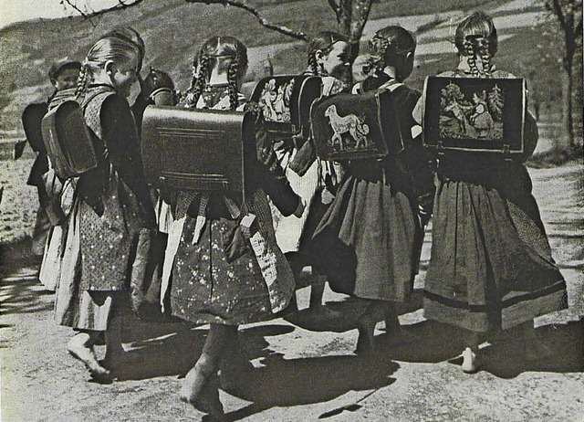 Am ersten Schultag mitten auf der Stra...urch  Obersimonswald dem Schulhaus zu.  | Foto: Archiv: Hans-Jrgen Wehrle