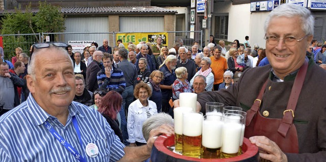 Reinhard Schmid und OB Dietz beim Fass...er ohne Halbe-Glser auskommen musste   | Foto: Lauber