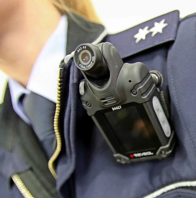 Polizistin mit Schulterkamera  | Foto: dpA