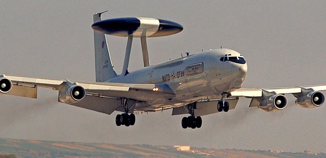 Awacs-Aufklrungsflugzeug fliegt ber den Sttzpunkt in Konya.   | Foto: DPA