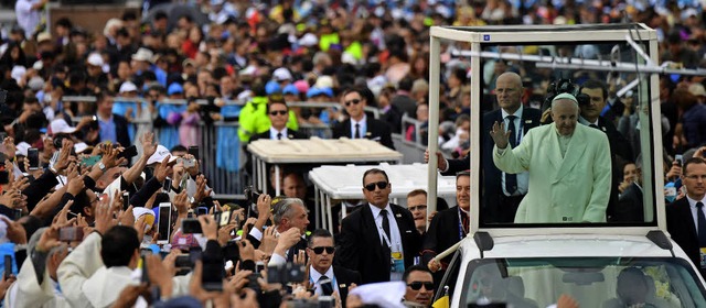 Papst Franziskus erreicht mit seinem Papamobil den Parque Bolvar in Bogot.  | Foto: AFp