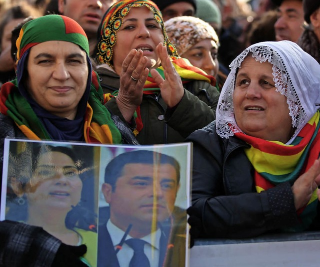 Kurdinnen  und Kurden demonstrieren in...sekdags und Selahattin Demirtas&#8217;  | Foto: DPA