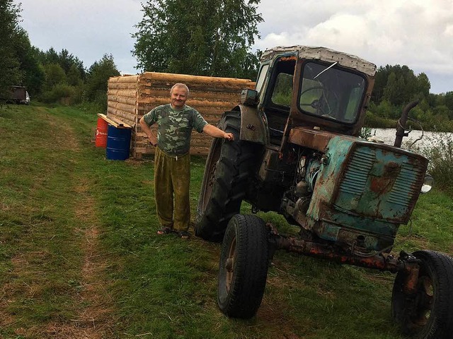Waldbauer Michail Andrejew mit seinem Traktor  | Foto: Scholl