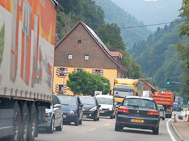 Fahrzeug an Fahrzeug:  Nadelhr Falkensteig entlang der Bundesstrae 31  | Foto: Kathrin Blum