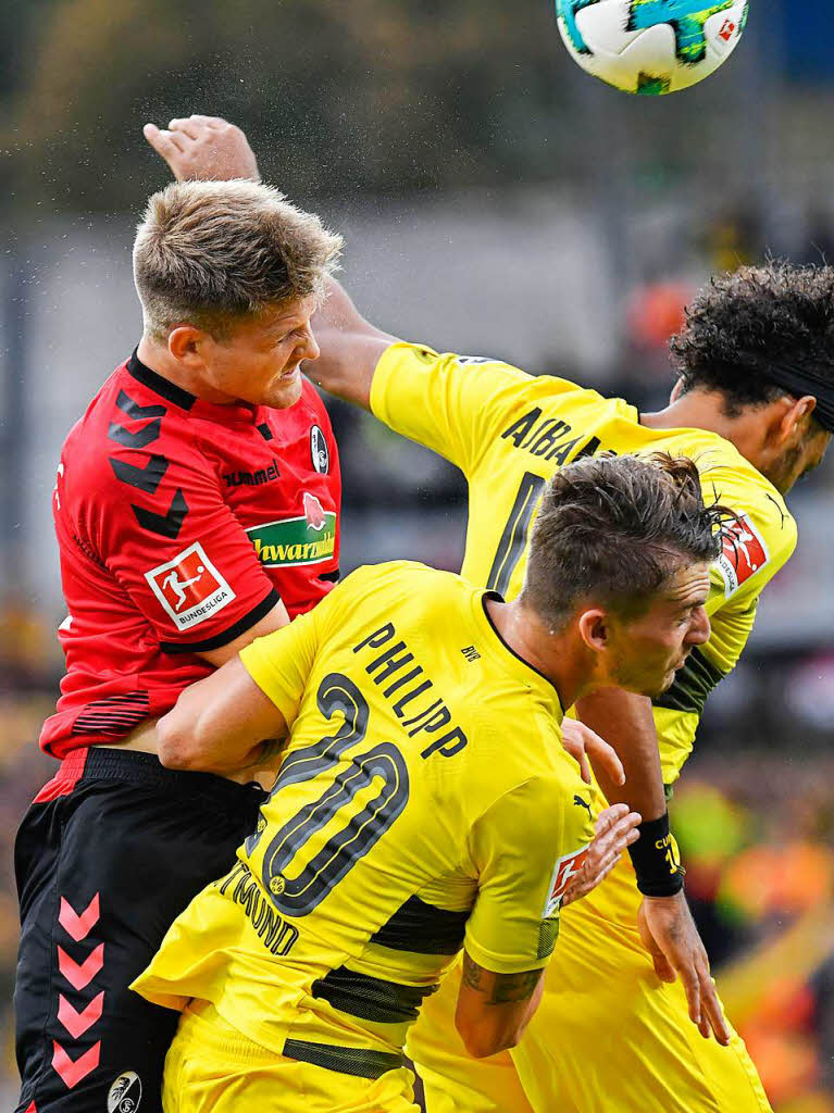 Lucas Kbler im Kopfballduell mit zwei Dortmundern.