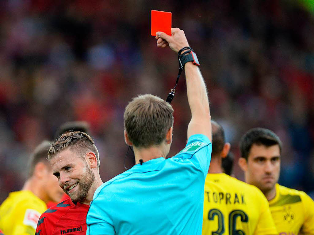 Yoric Ravet bekommt die Rote Karte gezeigt – zu Recht.