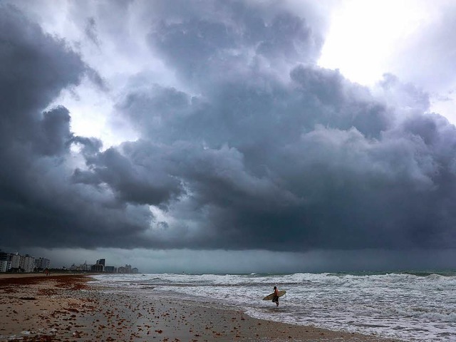 Ein Surfer in Miami: Florida bereitet sich auf &#8222;Irma&#8220; vor  | Foto: AFP