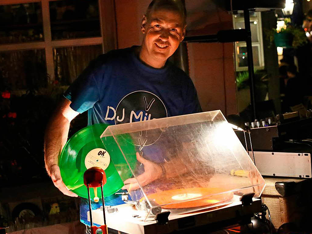 In der Hauptstrae vor dem Alten Wagenmann legte DJ Milser Vinyl auf.