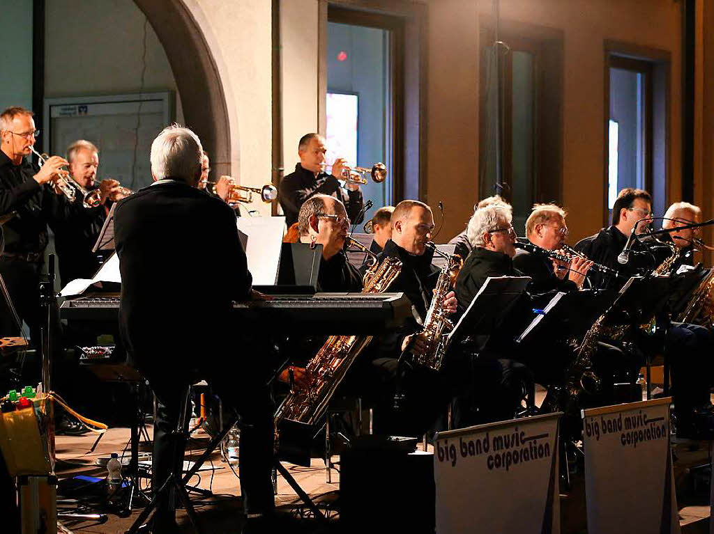 Music Corporation spielten unvergessliche Musik aus der Swing und Bigbandzeit der 40er Jahre auf dem nrdlichen Marktplatz