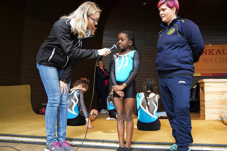 Kindertag 2017: Wenn’s regnete, wurden eben Schirme aufgespannt – und manches fand ja auch drinnen im Trockenen statt. (Foto: Daniel Fleig) Kindertag 2017: Wenn’s regnete, wurden eben Schirme aufgespannt – und manches fand ja auch drinnen im Trockenen statt. (Foto: Daniel Fleig)