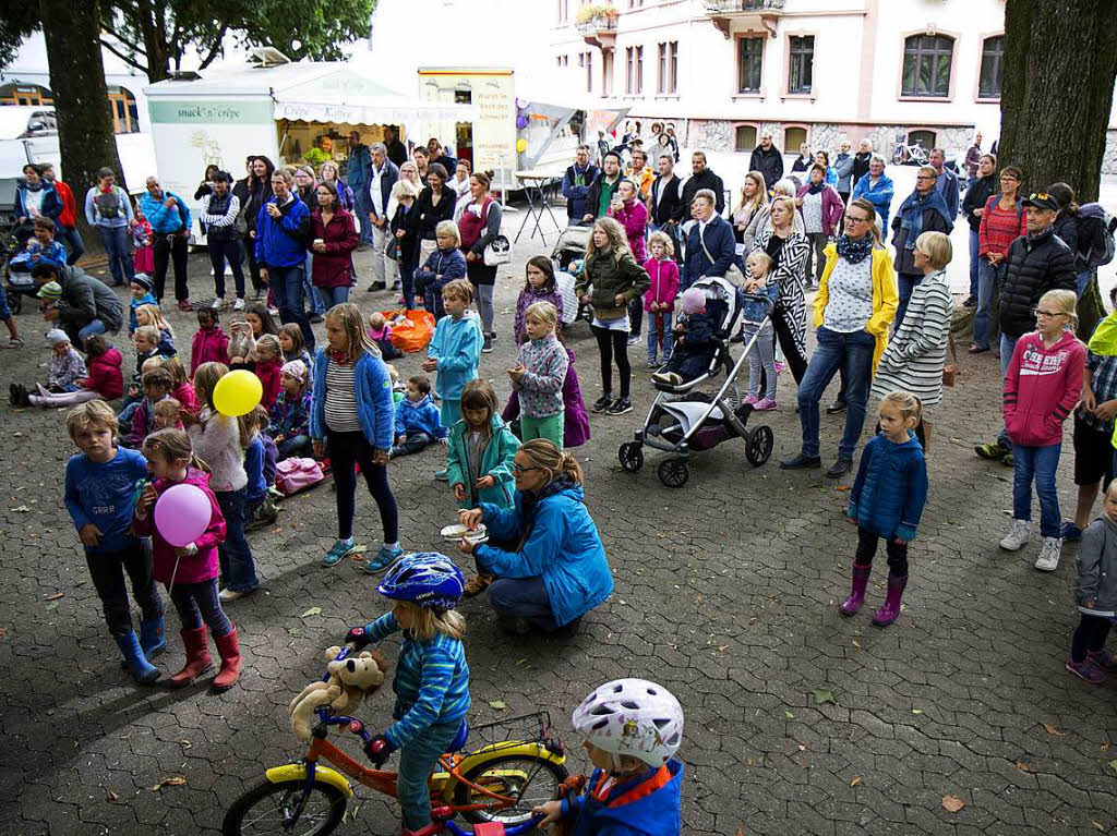 Kindertag 2017: Wenn’s regnete, wurden eben Schirme aufgespannt – und manches fand ja auch drinnen im Trockenen statt.