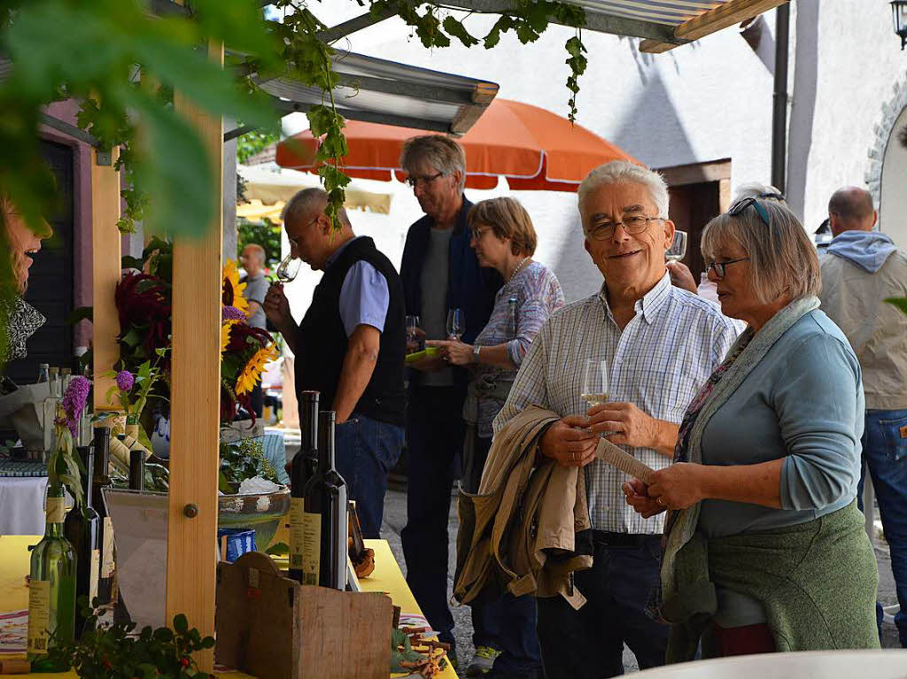 Beim Weinmarkt in Tllingen konnten die Besucher mit ihren Weinglsern von Stand zu Stand schlendern.