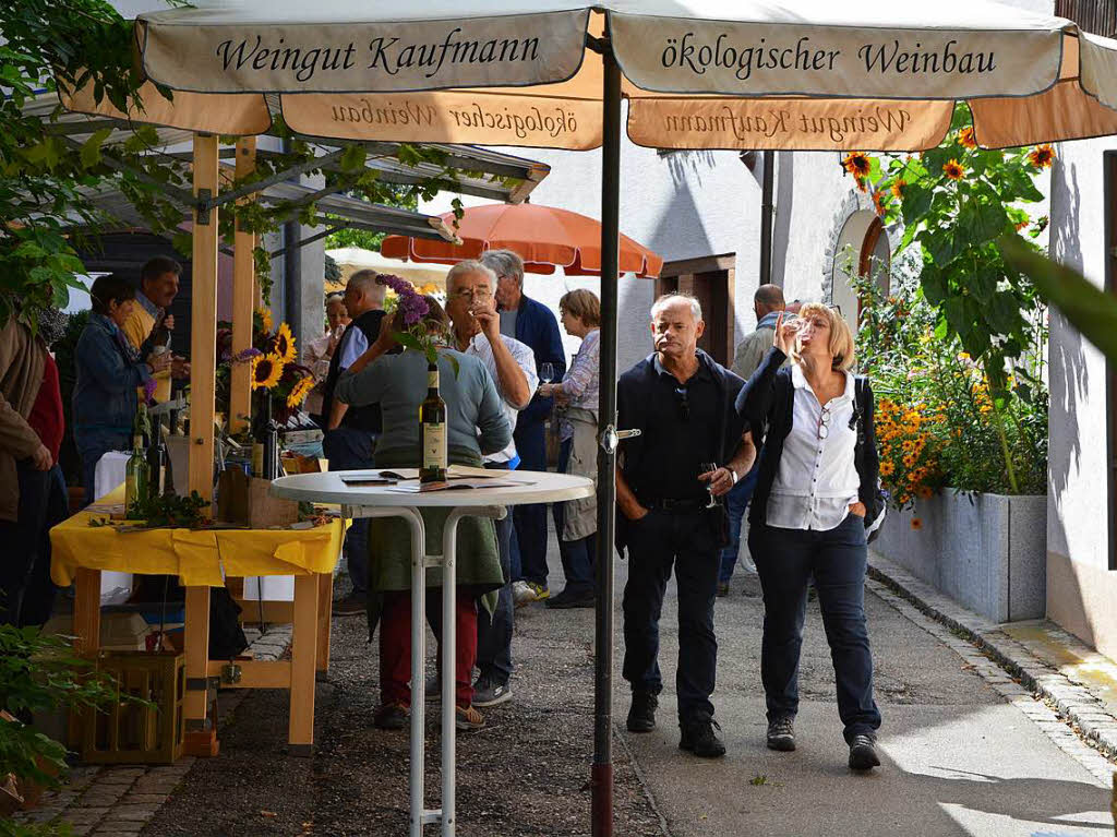 Beim Weinmarkt in Tllingen konnten die Besucher mit ihren Weinglsern von Stand zu Stand schlendern.