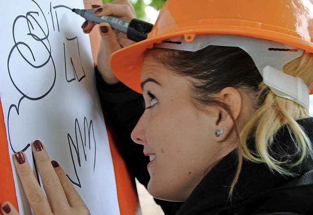 Mit einem am Helm befestigten Stift ei...Leirer lst die Aufgabe mit  Bravour.   | Foto: Mark