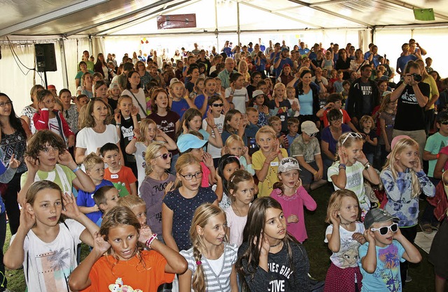 Proppenvoll war das  Festzelt der AB-G...bschlussfest des Kinder-Ferien-Clubs.   | Foto: Ralph Lacher