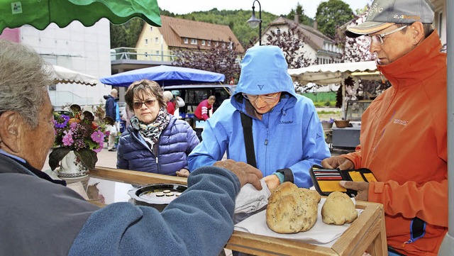 Christa Lffler (links) verkauft Brot vom Fallerhof im Jostal.   | Foto: Eva Korinth