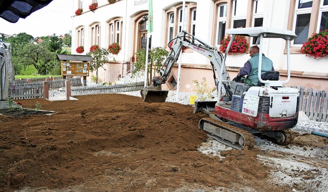 Der Gersbacher Rathausgarten soll vers..., Arbeiten dazu haben jetzt begonnen.   | Foto: Gerd Sutter