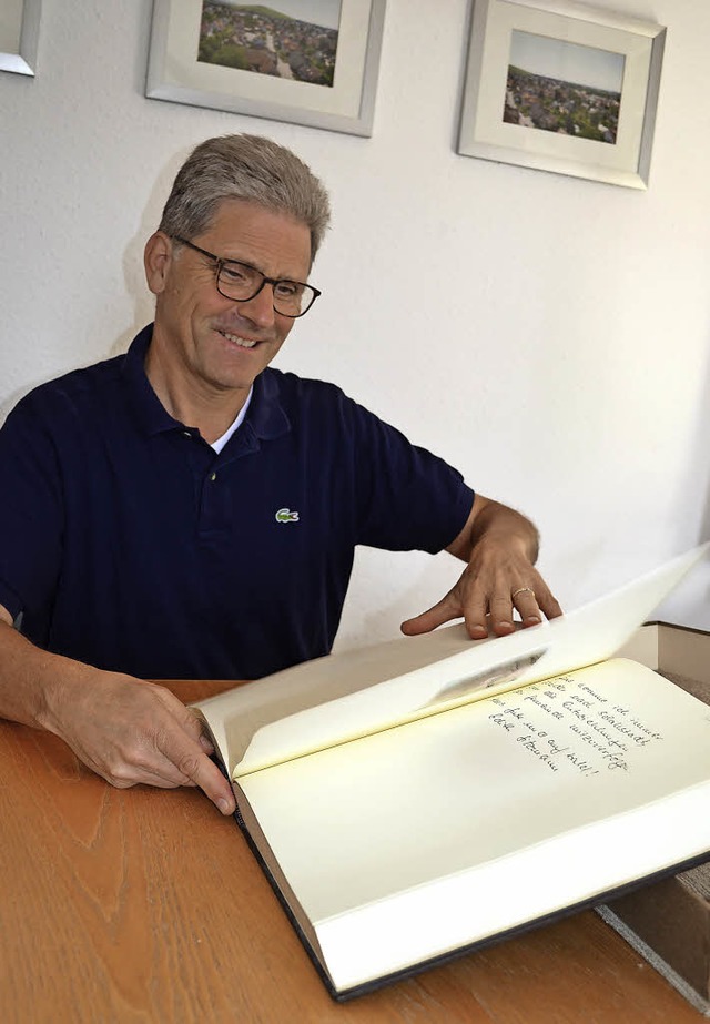 Schne Erinnerungen: Brgermeister Jr...Goldene Buch der Gemeinde Schallstadt.  | Foto: Nikola Vogt