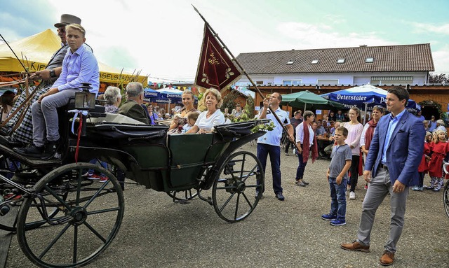 Mit der Kutsche kam die frischgekrnte...tinka Klble am Sonntag aufs Weinfest.  | Foto: Decoux-Kone