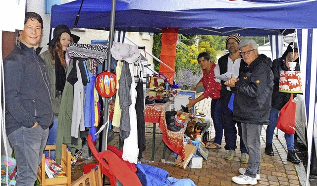 Das Angebot beim Dorfflohmarkt war gro... bei Kufern und Verkufern  bestens.   | Foto: Edgar Steinfelder