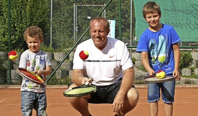 Spa mit Tennis-Trainer Patrick Hager ...n den Brdern Lias und Leon (rechts).   | Foto: Lacher