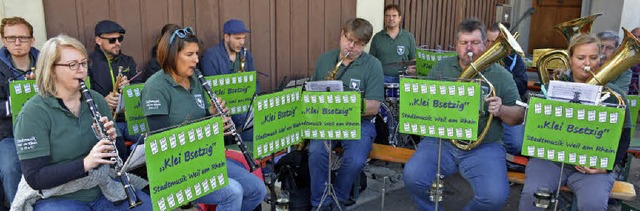 Platzkonzert zur Mittagszeit: Die klei...elte am Sonntag fr die Festbesucher.   | Foto: Lauber