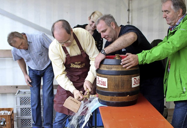 Trotz etlicher Hammerschlge gelang es...en und Armin Fehrenbach das Geschehen.  | Foto: Reinhard Cremer