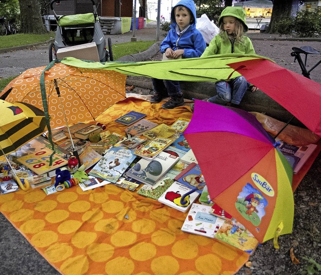 Bcherverkauf bei Regen ? Kein Problem, wir haben ja Schirme!  | Foto: Daniel Fleig